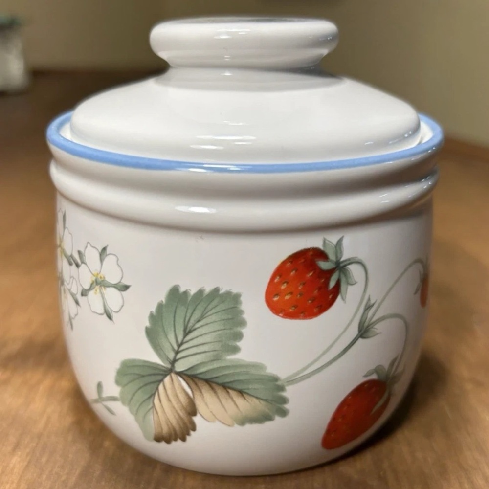 Home Beautiful Stoneware Y2302 Tempting Lidded Sugar Bowl Strawberries 1974-82